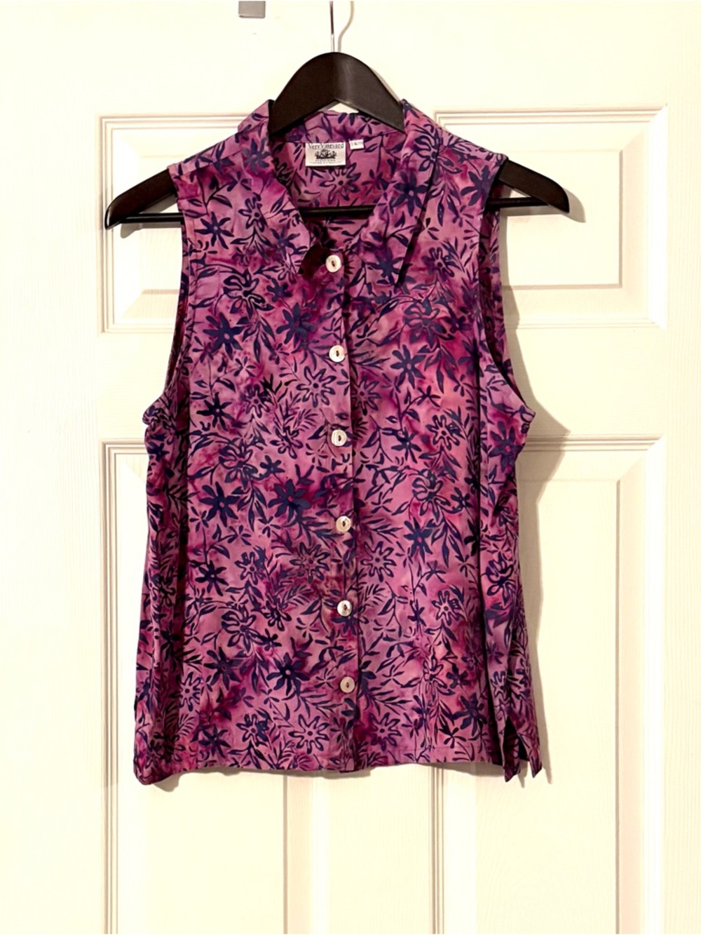 Very Vineyard Sleeveless Batik Button-Down Top — pink and navy size L